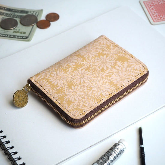 Round Zipper Compact Wallet (Peaceful Daisy) Cowhide