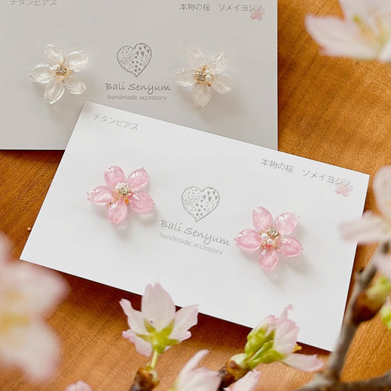 Small Someiyoshino Sakura Earrings with Pearl 