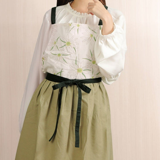 Long wide gathered apron with a pattern of Japanese knotweed D-0003