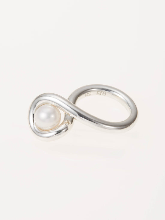 CONTOURS CROSSED PEARL RING