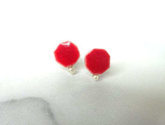 Small octagonal and small freshwater pearl ceramic pierce/earring (red)