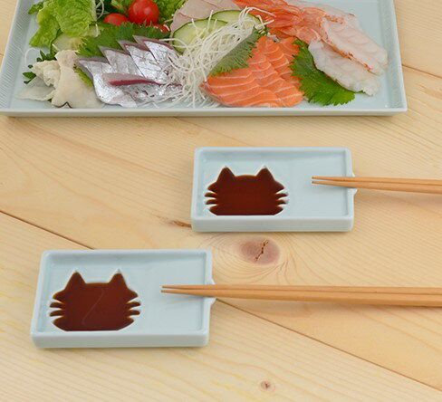 [Aritayaki porcelain cat-chan salt-reduction dish.]