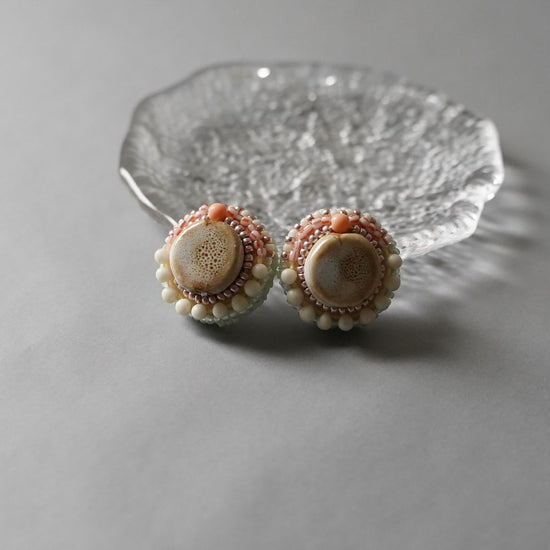 Clip-on earrings with beaded embroidery Pierced earrings 43 beige pastel round large size Surgical stainless steel One-of-a-kind unique