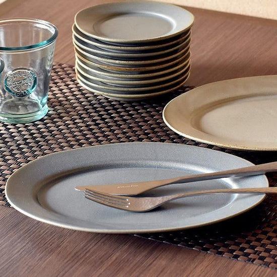 Wide rim gray 23cm platter, grayish Western tableware, shaped plate, made in Japan, Minoyaki, cafe style.