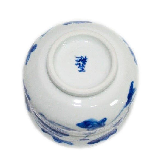 [Eisyou] Bowl with a floral wheel design in underglaze blue