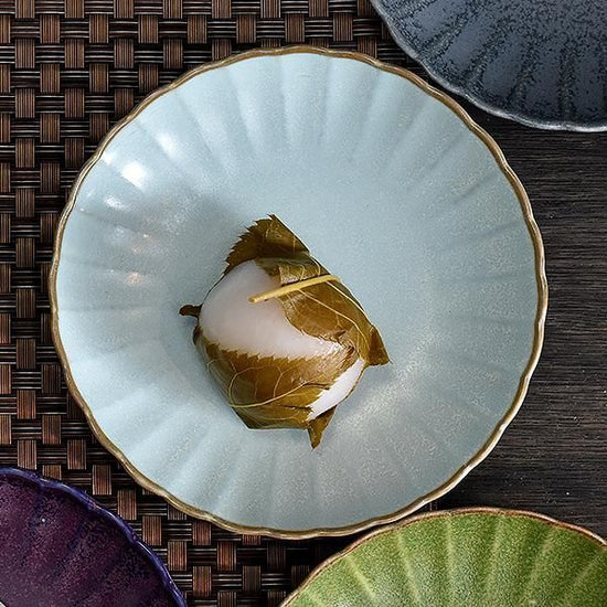 Soda chrysanthemum-shaped serving dish, blue Western tableware, shaped plate, made in Japan, Minoyaki, stylish.