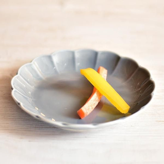 Fiore gray flower-shaped 16.5cm dish, grayish Western tableware, round plate, made in Japan, Minoyaki, stylish.