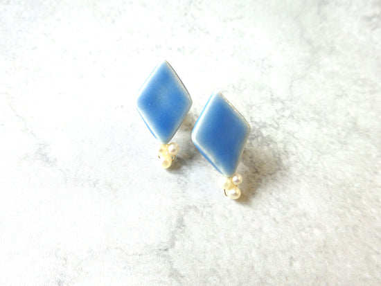 hishigata freshwater pearl pierced earrings/Clip-on earrings (light blue)