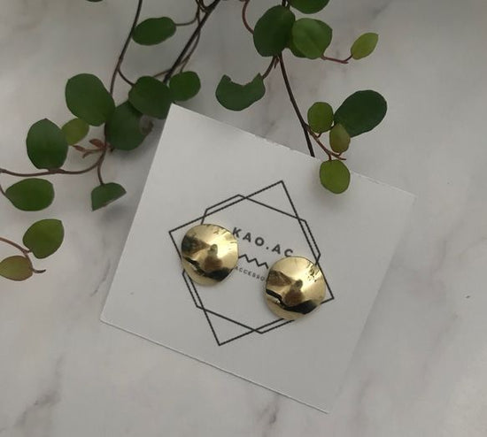 Brass] Fitted gold pierced earrings with plump squares14kgfPierced earrings with post resinClip-on earrings with 18k core changeable