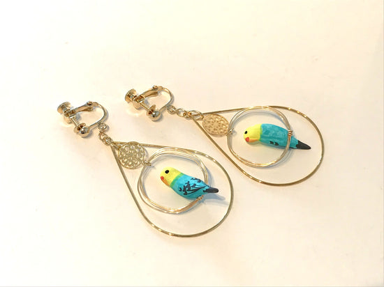 Ring-Riding Budgie (Emerald) Pierced earrings with Encircling Accessory Clip-on earrings