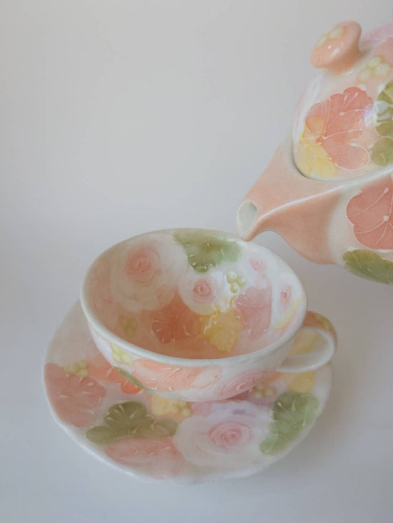 스튜디오 유즈리하 컵 &amp; 소서, 아름다운 변형 핑크 장미, 유약 장미