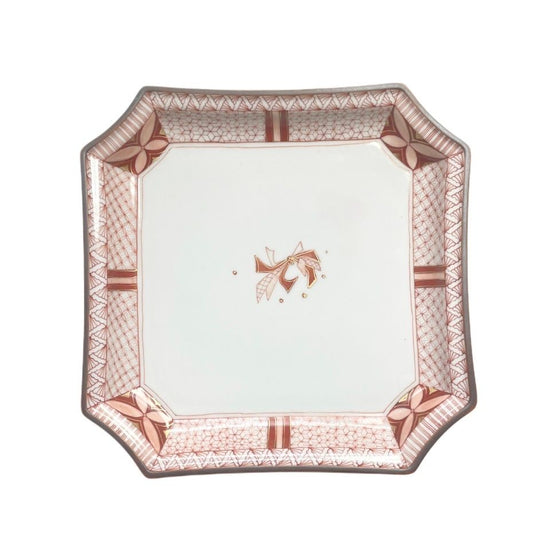[Reiko Fukushima] Red enameled dish with a design of "bundled nosho" in fine patterns, 6"-sized, corner cut square dish