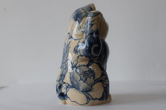 Maneki neko (beckoning cat) Peony and lion