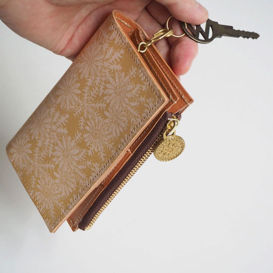 Key Case with One Gusset and Zipper Pocket (Peaceful Daisy) [fits many cards] Cowhide