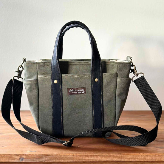 Shoulder bag in bio-washed canvas (Ami-green)