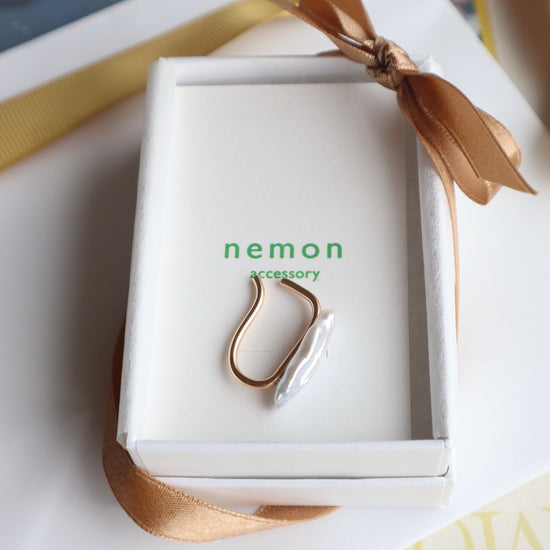 Baroque pearl earcuff