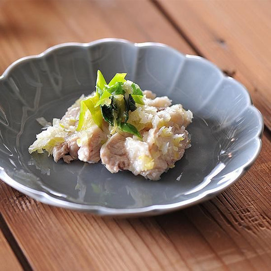 Fiore gray flower-shaped 16.5cm dish, grayish Western tableware, round plate, made in Japan, Minoyaki, stylish.
