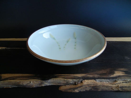 Flat bowl with gold-glazed earthenware brush