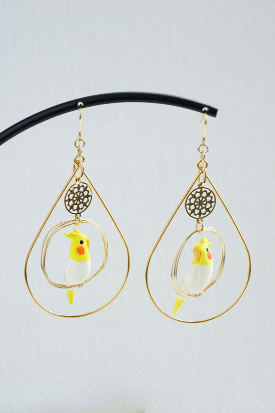 Ring-Riding Cockatiel (Luchino) Pierced earrings with Encircling Accessory Clip-on earrings