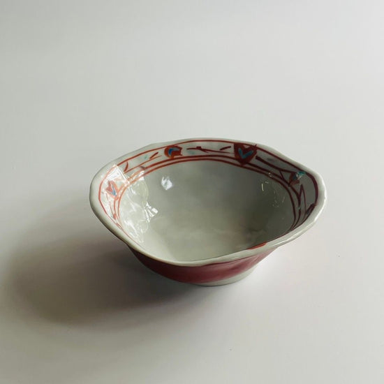 [Tetsuo Tada] Small bowl with red gouzu floral arabesque