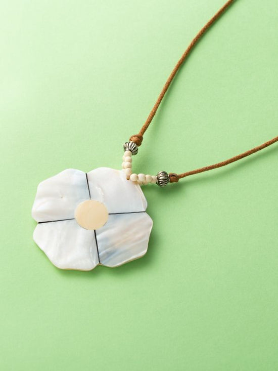 Shell petal top necklace
