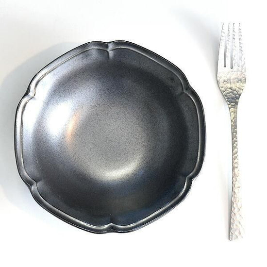 Noir 17cm shallow bowl, black type, Western tableware, round bowl, made in Japan, Minoyaki, stylish.