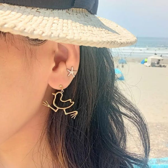 Cute bird motif of the southern island *White Harakuina* sold by one ear (Pierced earrings/Clip-on earrings, brass)