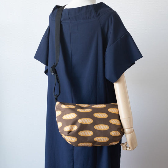 French bread-patterned body bag ¥4,000