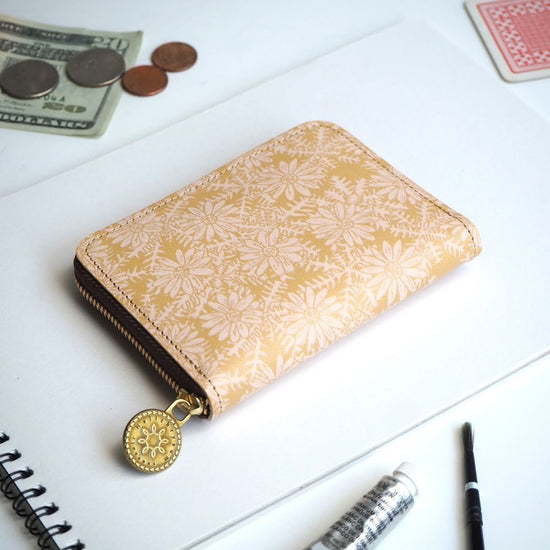 Round Zipper Compact Wallet (Peaceful Daisy) Cowhide