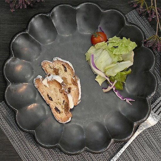 Linka Black 27 Plate, black Japanese tableware, round medium plate, made in Japan, Minoyaki, stylish, modern.