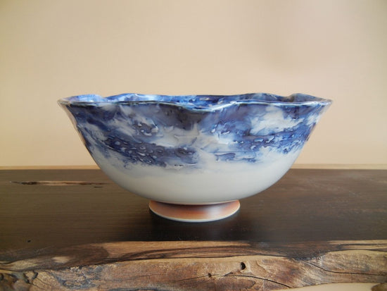 Kiyomizu ware of a small bowl with three sides of blue mud