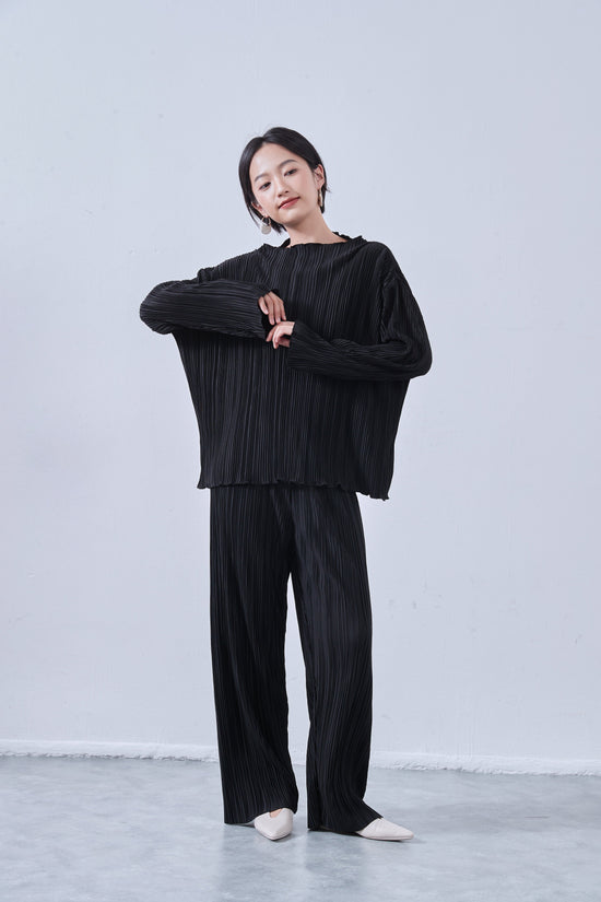 Pleated Cut and Sewn Long Sleeved Pullover