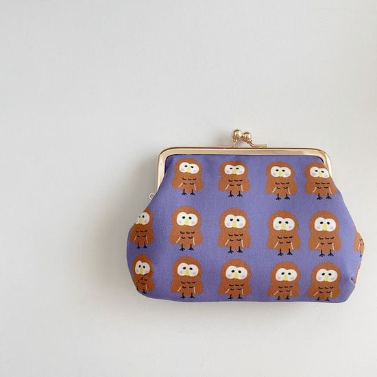 [A purse that fits comfortably in your hand with a clasp closure.


  2,300 yen