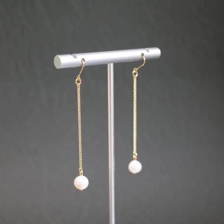 Chain Pierced Earrings/Clip-on earrings with medium-sized freshwater pearls