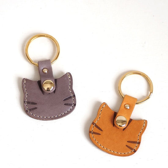 Key chain that can hold a 500-yen coin, cat-shaped, tiger pattern, genuine leather