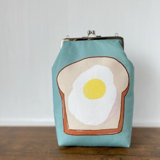 [Free personalization] "Toast with a half-boiled egg" shoulder bag for smartphone ¥4,400