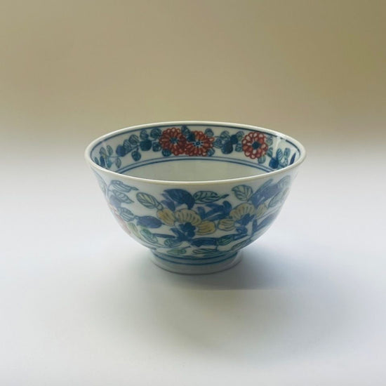 [Moe Kiln] Rice bowl with floral design in overglaze enamels