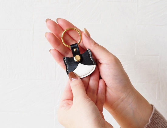 Key chain that can hold a 500-yen coin, cat-shaped, genuine leather