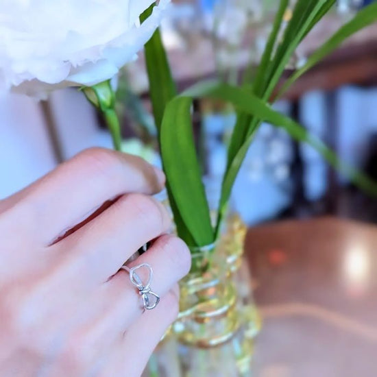 Cute ring with ribbon tied in a cute knot *nouer* -tie- (950silver)