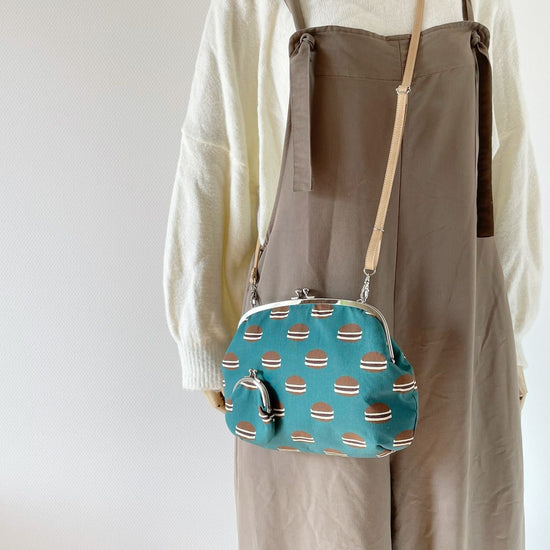 Mochitto Dorayaki Pattern Gama-guchi-Shoulder Bag


  5,700 yen