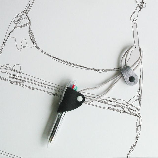 Pen holder with strap〈Black