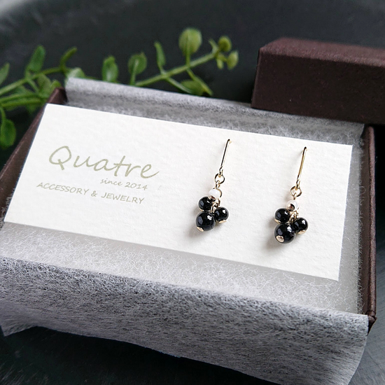 블랙 스피넬 피어싱 이어링 콰트르