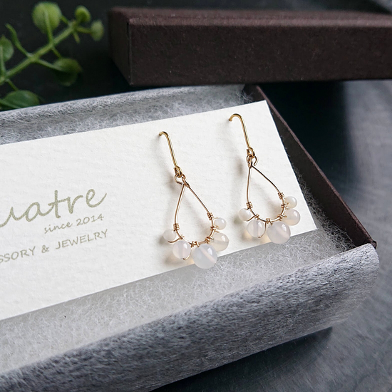 White chalcedony Pierced earrings pupu