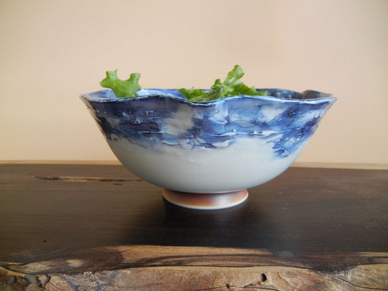 Kiyomizu ware of a small bowl with three sides of blue mud