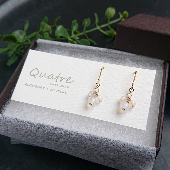 White chalcedony Pierced earrings quatre