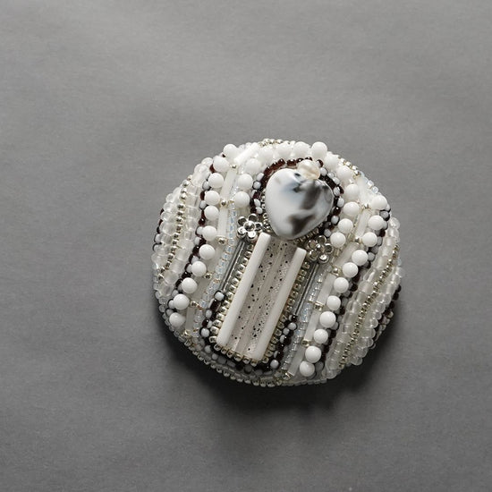 Chatty brooch large 5 beads embroidery brooch white silver cold chic one-of-a-kind Christmas