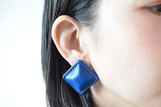 Leather earrings (Airas Square)