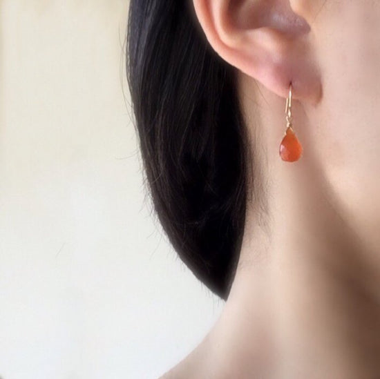 Drop stone short earrings