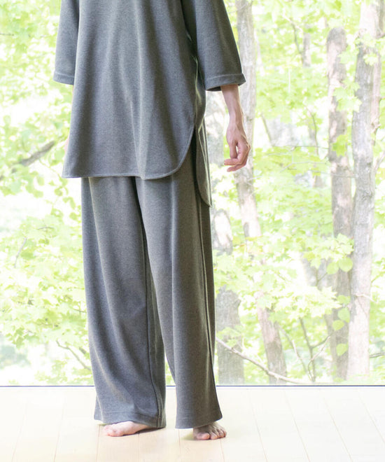 Soft smooth wide pants with grass-dyed botadegi